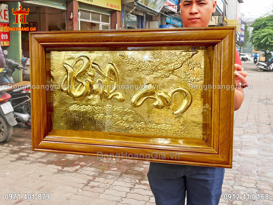 Tranh chữ bình an thư pháp thích hợp với không gian phòng khách sang trọng